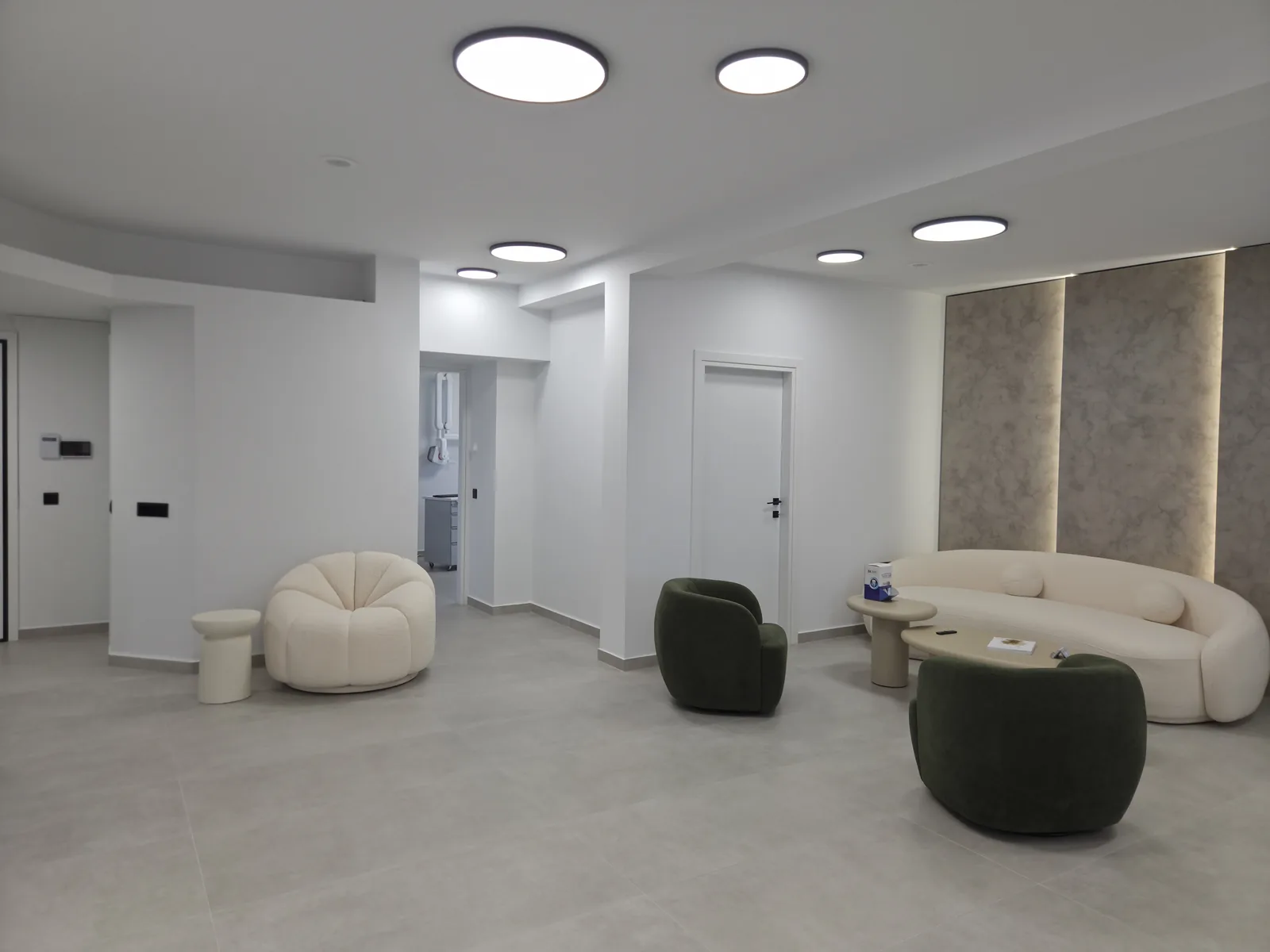 Ο φιλόξενος χώρος αναμονής της κλινικής Digital Dental Hub